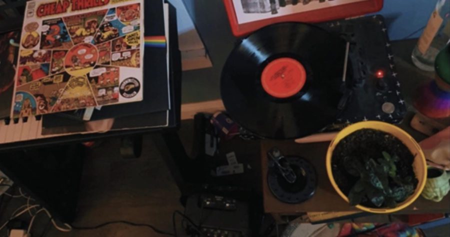 This is a typical record stand setup.
