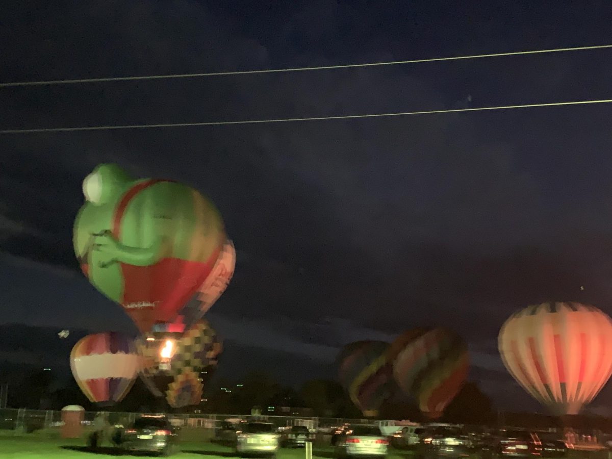 Lighting the Night Sky. On August 26, at the balloon festival, tethered balloons floated up and down to show off their flames. 
