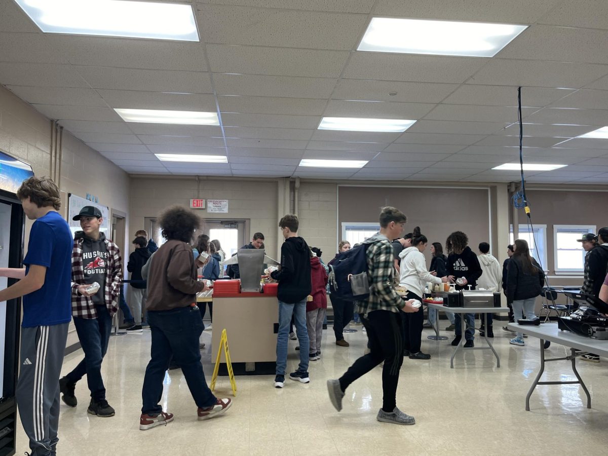 During second lunch on January 5, freshmen and sophomores try to keep track of which line is which, since the hot lunch line and sub line swapped on Jan. 2. “I’m not sure that anyone knows where they’re going yet,” Sam Edgecomb ’25 said.
